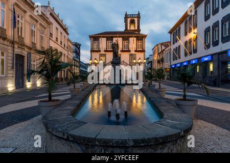 Das historische Zentrum von Ponta Delgada mit seinen charmanten Kopfsteinpflasterstraßen, der Architektur aus dem 17. Und 18. Jahrhundert und dem berühmten Portas da Cidade (Stadttore). Stockfoto