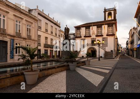 Das historische Zentrum von Ponta Delgada mit seinen charmanten Kopfsteinpflasterstraßen, der Architektur aus dem 17. Und 18. Jahrhundert und dem berühmten Portas da Cidade (Stadttore). Stockfoto