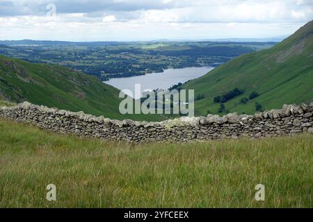 Blick über eine trockene Steinmauer zum Fusedale Valley, Ullswater Lake und Howtown vom „Brownthwaite Crag“ im Lake District National Park, Cumbria. Stockfoto