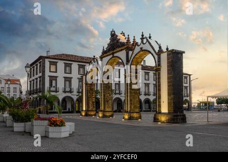 Das historische Zentrum von Ponta Delgada mit seinen charmanten Kopfsteinpflasterstraßen, der Architektur aus dem 17. Und 18. Jahrhundert und dem berühmten Portas da Cidade (Stadttore). Stockfoto