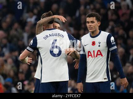 London, Großbritannien. November 2024. Tottenham Hotspur-Spieler feiern ihren Sieg. Premier League-Spiel, Tottenham Hotspur gegen Aston Villa im Tottenham Hotspur Stadium in London am Sonntag, den 3. November 2024. Dieses Bild darf nur für redaktionelle Zwecke verwendet werden. Foto nur für redaktionelle Verwendung von Sandra Mailer/Andrew Orchard Sportfotografie/Alamy Live News Credit: Andrew Orchard Sportfotografie/Alamy Live News Stockfoto