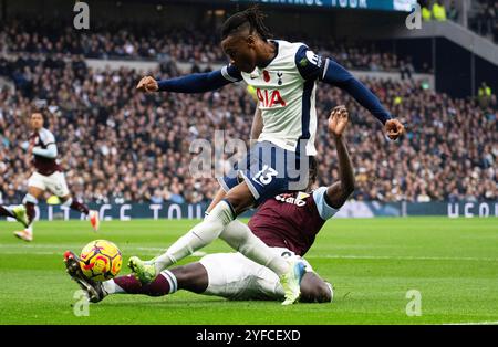 London, Großbritannien. November 2024. Destin Udogie von Tottenham Hotspur in Aktion. Premier League-Spiel, Tottenham Hotspur gegen Aston Villa im Tottenham Hotspur Stadium in London am Sonntag, den 3. November 2024. Dieses Bild darf nur für redaktionelle Zwecke verwendet werden. Foto nur für redaktionelle Verwendung von Sandra Mailer/Andrew Orchard Sportfotografie/Alamy Live News Credit: Andrew Orchard Sportfotografie/Alamy Live News Stockfoto