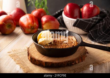 Apfelhaferstreusel, Walnüsse, Butter und brauner Zucker mit Vanilleeis, hausgemachtes Rezept, traditionelles Dessert perfekt für die Wintersaison Stockfoto