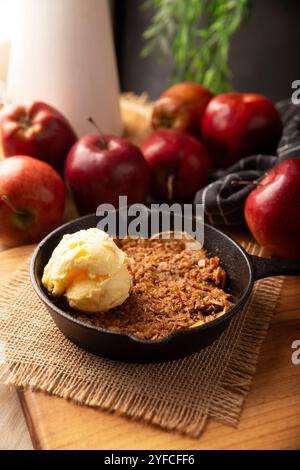 Apfelhaferstreusel, Walnüsse, Butter und brauner Zucker mit Vanilleeis, hausgemachtes Rezept, traditionelles Dessert perfekt für die Wintersaison Stockfoto