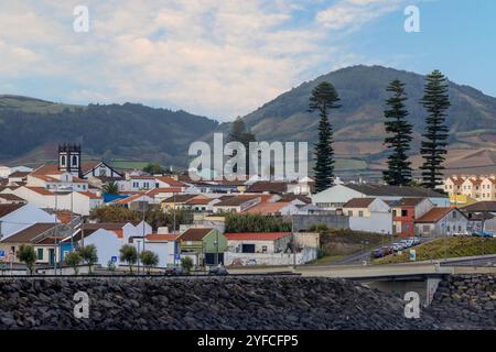 Ribeira Grande ist eine beliebte Küstenstadt an der Nordküste der Insel Sao Miguel auf den Azoren. Stockfoto