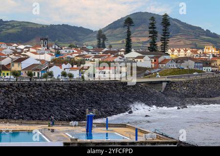 Ribeira Grande ist eine beliebte Küstenstadt an der Nordküste der Insel Sao Miguel auf den Azoren. Stockfoto