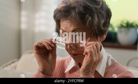 Krank krank ungesund Unwohlsein kaukasische alte Frau fühlen Unwohlsein verschwommenes Sehen ältere Natur ältere Frau die Brille abnimmt und die Augen anstrengt Stockfoto