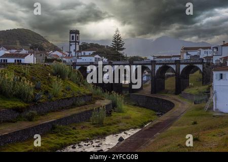 Ribeira Grande ist eine beliebte Küstenstadt an der Nordküste der Insel Sao Miguel auf den Azoren. Stockfoto