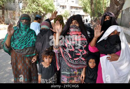 Die weiblichen Bewohner von Tando Jam halten am Montag, den 4. November 2024, im Pressesaal von Hyderabad eine Protestdemonstration gegen die hohe Händigkeit ihrer Polizeiabteilung ab. Stockfoto