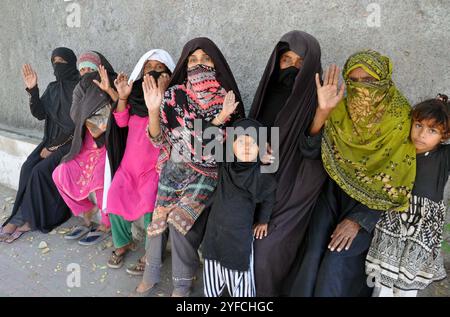 Die weiblichen Bewohner von Tando Jam halten am Montag, den 4. November 2024, im Pressesaal von Hyderabad eine Protestdemonstration gegen die hohe Händigkeit ihrer Polizeiabteilung ab. Stockfoto