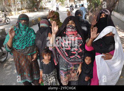 Die weiblichen Bewohner von Tando Jam halten am Montag, den 4. November 2024, im Pressesaal von Hyderabad eine Protestdemonstration gegen die hohe Händigkeit ihrer Polizeiabteilung ab. Stockfoto