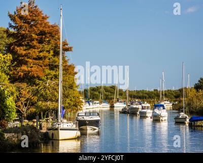 Boote auf dem Fluss Frome bei Wareham in Dorset. Stockfoto