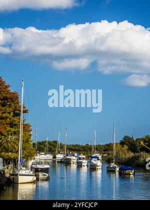 Boote auf dem Fluss Frome bei Wareham in Dorset. Stockfoto