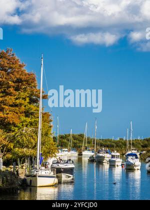 Boote auf dem Fluss Frome bei Wareham in Dorset. Stockfoto