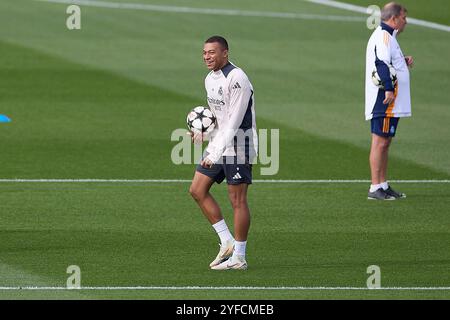 Madrid, Spanien. November 2024. Kylian Mbappe von Real Madrid CF wurde während des Trainings am Vorabend des Fußballspiels der UEFA Champions League Woche 4 2024/2025 zwischen Real Madrid CF und AC Milan in Ciudad Real Madrid in Aktion gesehen. Quelle: SOPA Images Limited/Alamy Live News Stockfoto