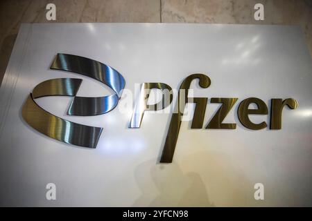 Pfizer World Headquarters in New York City, USA. Pfizer Inc. Ist ein US-amerikanisches multinationales Pharma- und Biotechnologieunternehmen. Stockfoto