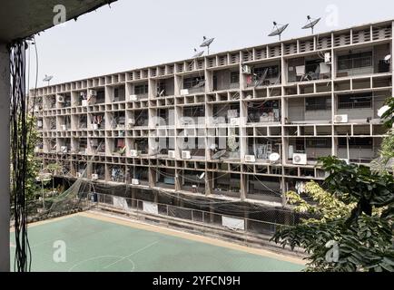 Bangkok, Thailand - 27. Februar 2023 - Unterkunft für die unansehnlich heruntergekommenen Armen in Bangkok. Mehrstöckiges altes Betonwohnhaus mit Fenstergruppen Stockfoto