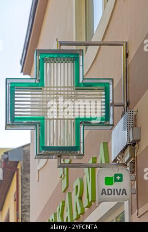 Slavonski Brod, Kroatien - 23. Oktober 2024: Grünes Kreuz am Pharmacy Adiva Gebäude in der Stjepana Horvata Straße. Stockfoto