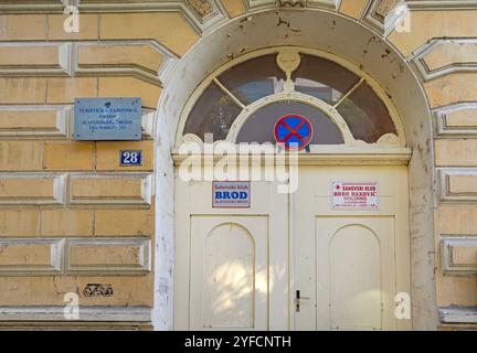 Slavonski Brod, Kroatien - 23. Oktober 2024: Eingang zum Bogentor zum Schachclub Djuro Djakovic am Platz Pobjede Herbsttag. Stockfoto