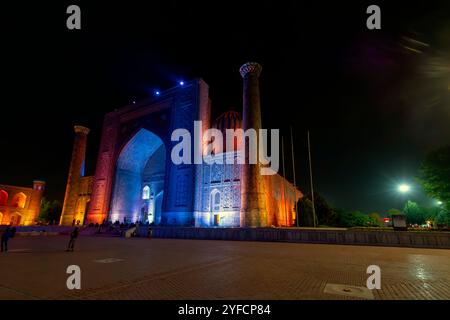 Nachtansicht auf die Sher-Dor Madrasah am Registan Platz. Es ist Teil des Ensemble of Registan im historischen Zentrum im Herzen von Samarkand, Uzbe Stockfoto