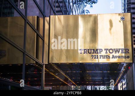 Der Eingang zum Trump Tower in New York City mit einer Uhr und einer großen amerikanischen Flagge im Inneren. Stockfoto