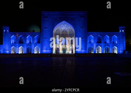 Nachtansicht auf die Tilya Kori Madrasah am Registan Platz. Es ist Teil des Ensemble of Registan im historischen Zentrum im Herzen von Samarkand, UZ Stockfoto