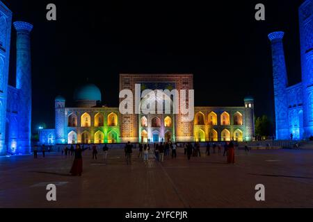 Nachtansicht auf die Tilya Kori Madrasah am Registan Platz. Es ist Teil des Ensemble of Registan im historischen Zentrum im Herzen von Samarkand, UZ Stockfoto