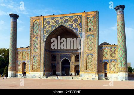 Die Ulugbek Madrasah liegt am Registan Platz im historischen Zentrum von Samarkand, Usbekistan. Die Madrasah wurde vom Orden und unter dem dir gebaut Stockfoto