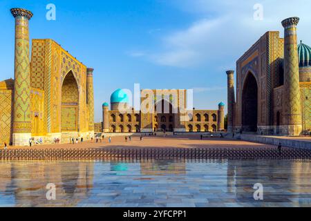 Die Ulugbek Madrasah, Sher-Dor Madrasah und Tilya Kori Madrasah sind Teil des Ensemble of Registan im historischen Zentrum von Samarkand, Uzbekis Stockfoto