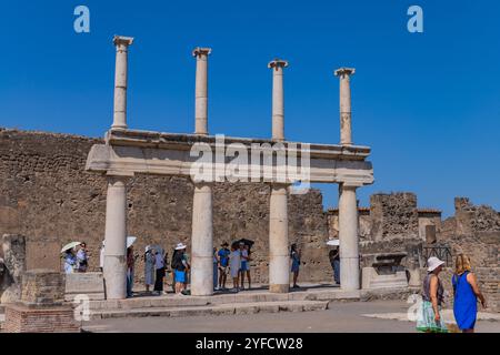 Pompeji, Italien - 8. August 2024: Ruinen einer Stadt. Pompeji ist eine antike römische Stadt, die 79 nach dem Ausbruch des Vesuvs starb. Stockfoto