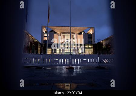 Berlin, Deutschland. November 2024. Am frühen Abend stehen Barrieren vor dem Kanzleramt. Quelle: Fabian Sommer/dpa/Alamy Live News Stockfoto