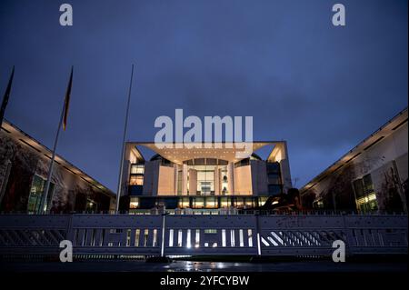 Berlin, Deutschland. November 2024. Am frühen Abend stehen Barrieren vor dem Kanzleramt. Quelle: Fabian Sommer/dpa/Alamy Live News Stockfoto