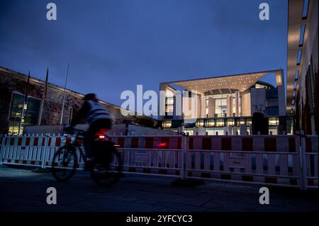 Berlin, Deutschland. November 2024. Am frühen Abend fährt ein Radfahrer am Kanzleramt vorbei. Quelle: Fabian Sommer/dpa/Alamy Live News Stockfoto