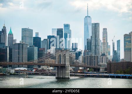 Ein malerischer Blick auf die Brooklyn Bridge mit der Skyline von Manhattan im Hintergrund und dem One World Trade Center. Stockfoto