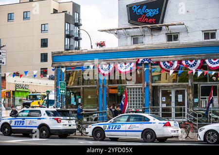 Ein klassisches amerikanisches Diner, Kellogg’s Diner, in New York City, mit einem Vintage-Neonschild, patriotischen Dekorationen und einer rustikalen urbanen Kulisse. Stockfoto