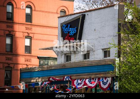 Ein klassisches amerikanisches Diner, Kellogg’s Diner, in New York City, mit einem Vintage-Neonschild, patriotischen Dekorationen und einer rustikalen urbanen Kulisse. Stockfoto