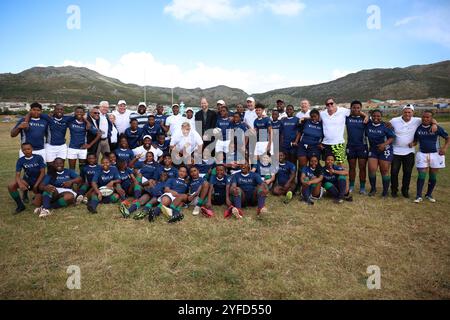 Der Prinz von Wales posiert für ein Foto mit lokalen Schulkindern und dem ehemaligen Springboks-Spieler Tendai Mtawarira (im Hooped Top) und dem ehemaligen englischen Rugbyspieler Jason Leonard, CEO der Atlas Foundation (Front Center) während eines Besuchs der Ocean View Secondary School in Kapstadt, um junge Menschen aus den Townships Ocean View, Masiphumelele und Langa zu treffen, die regelmäßig am ersten Tag seines Besuchs in Südafrika am Rugby-Training und Digital Skills der Atlas Foundation teilnehmen. im Vorfeld der vierten jährlichen Earthshot Prize Awards am 6. November. Bilddatum: Montag, 4. November 2024. Stockfoto