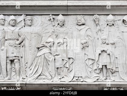 König John überreichte die Magna Charta an die Barone in Runnymede, ein Fries von Henry Fehr an der Fassade des Obersten Gerichtshofs in London. Stockfoto