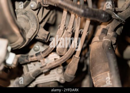 Komplexe Nahaufnahme der Motorkomponenten, die Verkabelung und Steckverbinder hervorheben. Stockfoto