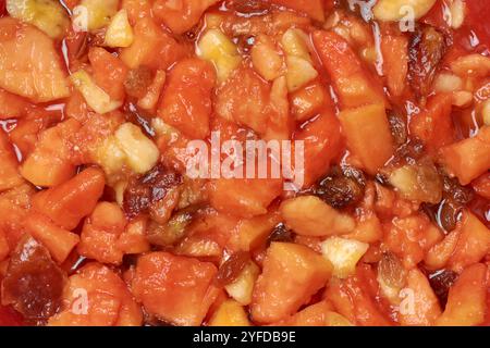Gemischte Fruchtsalate aus gehackter Papaya, Banane, Pflaumen und Datteln, köstliches, nährstoffreiches Dessert im Vollformat Stockfoto