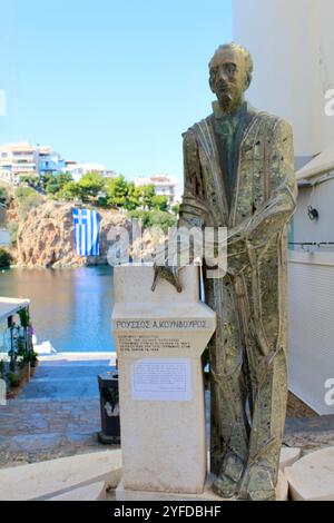 Statue des griechischen Filmregisseurs Nikos Koundouros in Agios Nikolaos, Kreta am Oxi-Tag Stockfoto