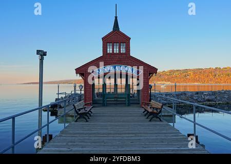 Seneca Lake Boathouse an einem Pier in Watkins Glen New York Stockfoto