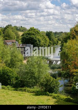 River Avon Wer und renovierte Old North Mill vom Avoncliff Aquädukt aus gesehen, nahe Bradford-on-Avon, Wiltshire, Großbritannien, Juli 2024. Stockfoto