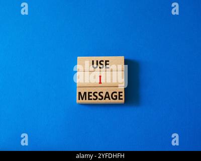 Verwenden Sie das i-Nachrichtensymbol. Konzeptwort Verwenden Sie I-Botschaft auf Holzblöcken. Wunderschöner blauer Hintergrund. Business and Use i Message Konzept. Kopierbereich. Stockfoto
