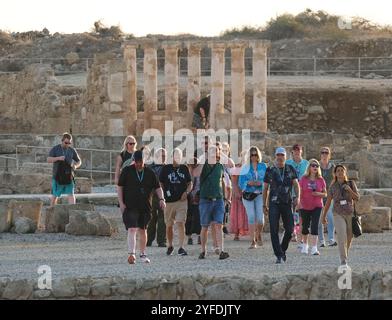 Reiseleiter begleiten eine Gruppe von Touristen durch den archäologischen Park Paphos und Mosaiken, Paphos, Zypern Stockfoto