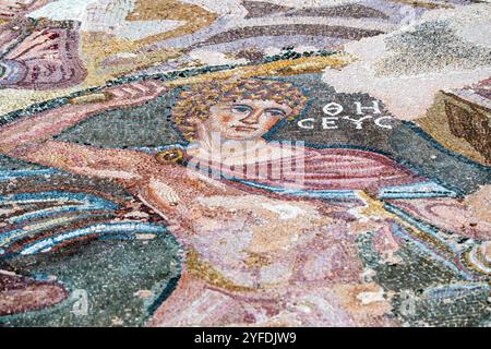 Nahaufnahme eines römischen Mosaiks im Haus des Aion, das die These und den Minotaur im Haus des Theseus, Paphos archäologischer Park, Zypern darstellt Stockfoto