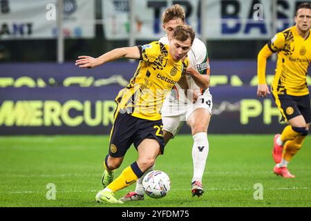 Mailand, Italien, Italien. November 2024. Nicolo BARELLA von Inter Mailand und Hans NICOLUSSI CAVIGLIA von Venezia während des Spiels der Serie A zwischen dem FC Internazionale und Venezia FC im Stadio Giuseppe-Meazza am 3. November 2024 in Mailand. (Kreditbild: © Matthieu Mirville/ZUMA Press Wire) NUR REDAKTIONELLE VERWENDUNG! Nicht für kommerzielle ZWECKE! Stockfoto