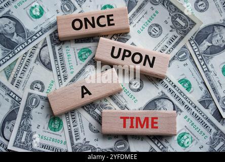 Es war einmal ein Zeitsymbol. Begriffe. Es war einmal auf Holzblöcken. Wunderschöner Dollar-Hintergrund. Business und das Konzept „es war einmal“. Kopie sp Stockfoto