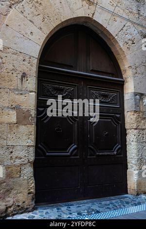 Alte Tür in der Passage de Ancre und Erzbischofspalast in der Altstadt von Narbona oder Narbonne, Occitanie, Frankreich Stockfoto