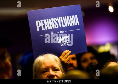 Harrisburg, Pennsylvania, USA, 4. November 2024.Harris Walz Unterstützer hält Pennsylvania-Schild bei einer Demokratischen Kundgebung in der Service Employees International Union Hall in Harrisburg, als die letzten Stunden vor der nationalen Abstimmung im Jahr 2024 aufhören. John Lazenby/Alamy Live News Stockfoto